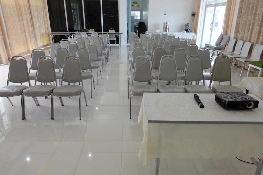 Bualuang Hotel Ангтхонг Экстерьер фото